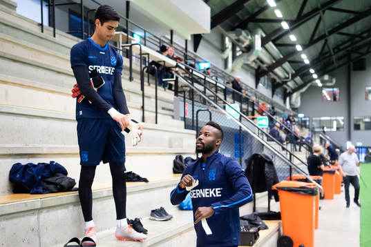 Målvakten Tom Amos och Nzuzi Toko