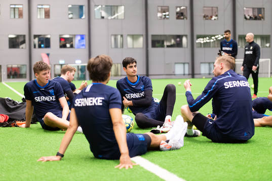 Emil Holm, målvakt Tom Amos mfl