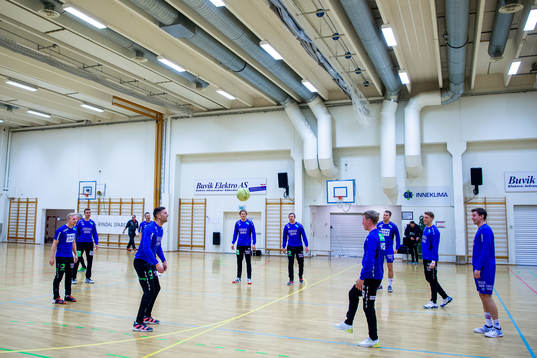 Harald Reinkind and the players of Norway warm up with