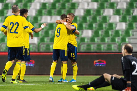 Jordan Larsson celebrates with Jesper Karlsson of Sweden