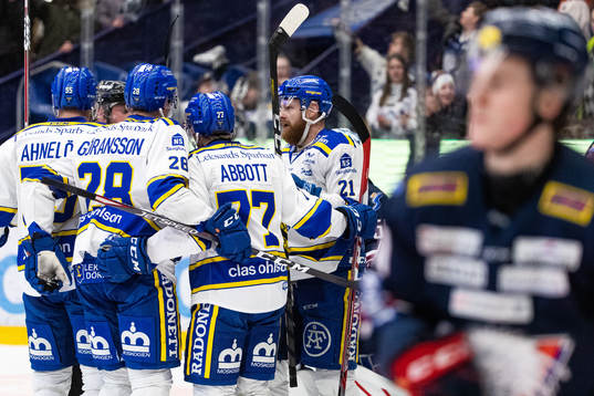 Leksands Mattias Ritola jublar med lagkamrater