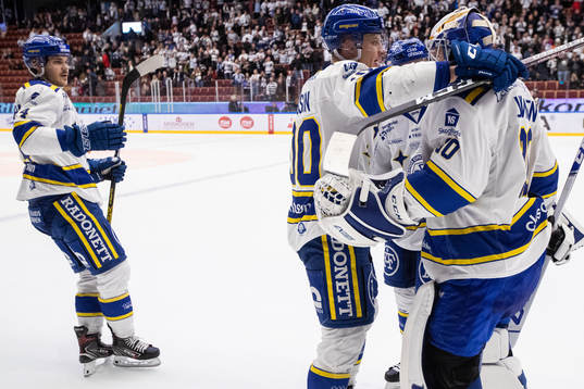 Leksands Martin Karlsson och målvakt Janne Juvonen jublar
