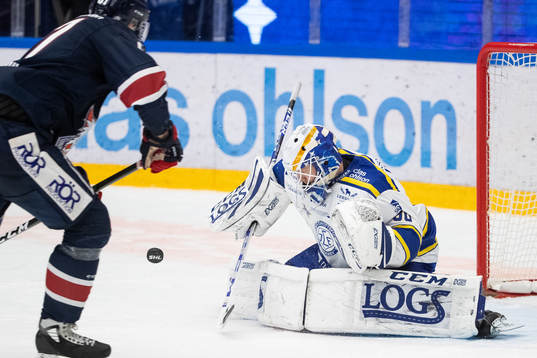 Leksands målvakt Janne Juvonen räddar straff