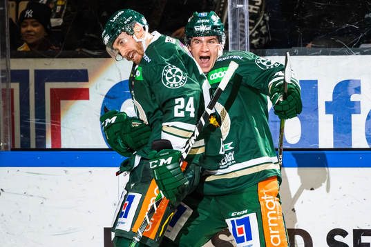 Färjestads Jonathon Blum jublar med målskytten till 3-0