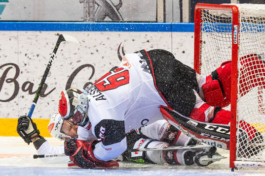 Malmö Redhawks Frederik Storm och målvakt Oscar Alsenfelt