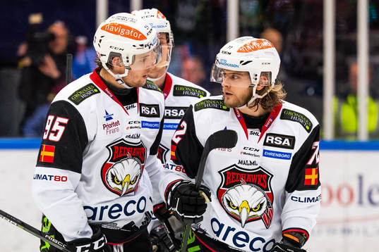 Malmö Redhawks Carl Persson jublar med målskytten till