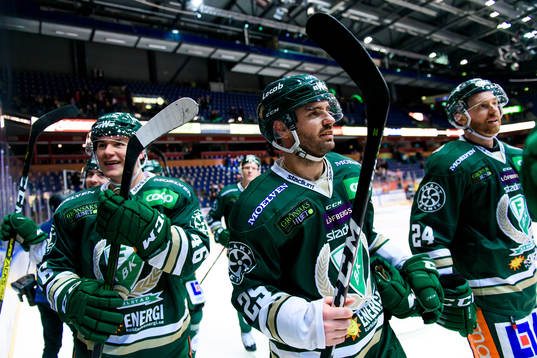 Färjestads Michael Latta och Martin Johansson jublar och