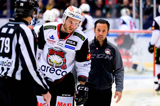 Malmö Redhawks Frederik Storm får hjälp av isen av