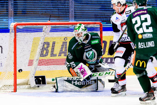 Färjestads målvakt Arvid Holm ser på när pucken från