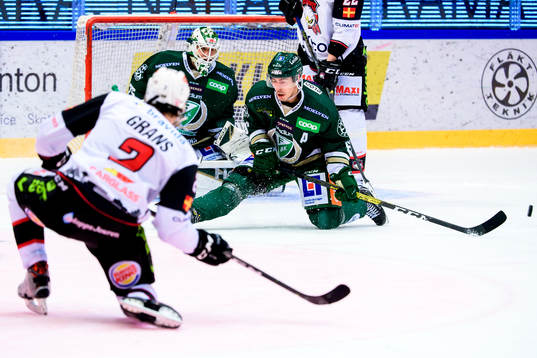 Färjestads Sebastian Erixon täcker skott