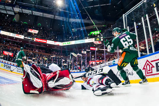 Malmö Redhawks målvakt Oscar Alsenfelt och Frederik Storm