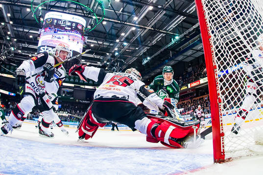 Malmö Redhawks Carl-Johan Lerby och målvakt Oscar