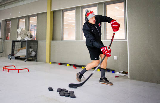 Örebros Shane Harper värmer upp