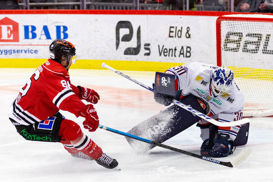 Örebros Mathias Bromé och Växjös målvakt Viktor Fasth