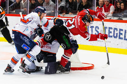 Växjös Oliver Bohm och Örebros Linus Öberg i kamp om