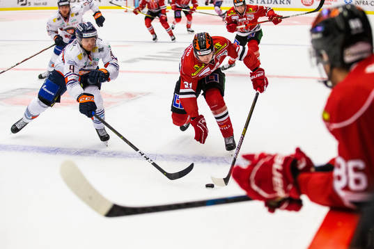 Växjös Marcus Davidsson och Örebros Linus Öberg i kamp