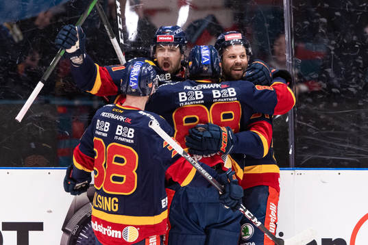 Djurgårdens Dick Axelsson jublar med Patrik Berglund,