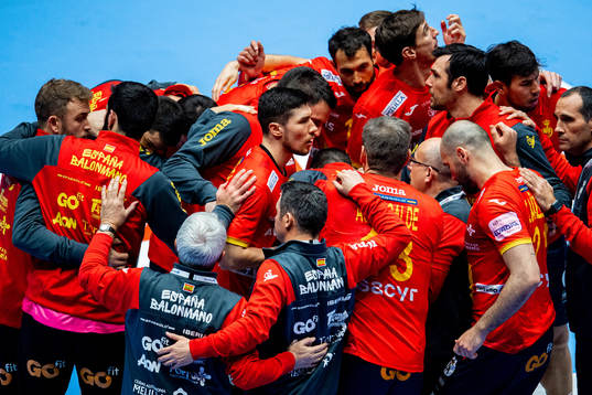 Alex Dujshebaev Dovichebaeva and the players of Spain