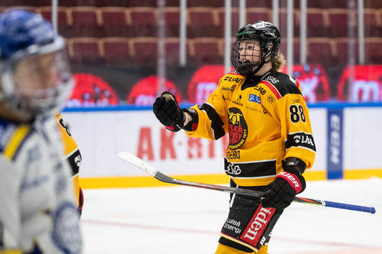 Luleås Ronja Savolainen jublar