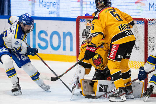 Leksands Andrine Furulund och Luleås målvakt Minatsu