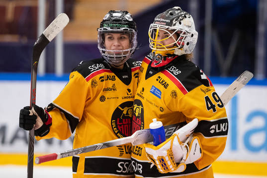 Luleås Ebba Berglund och Luleås målvakt Minatsu Murase