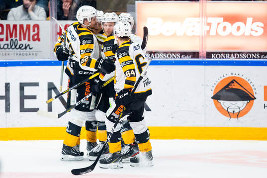 Spelare ur Skellefteå jublar