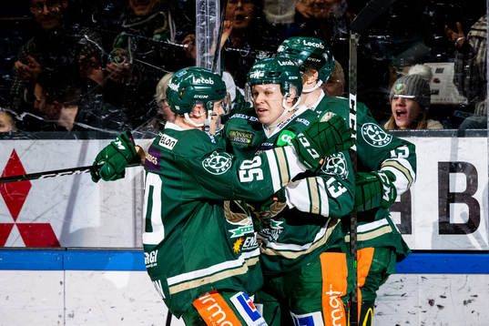 Färjestads Daniel Viksten (m) jublar med Sebastian Erixon