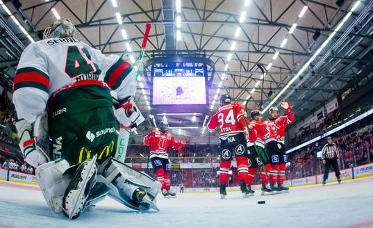 Örebros Mathias Bromé gör 1-0 på Frölundas målvakt
