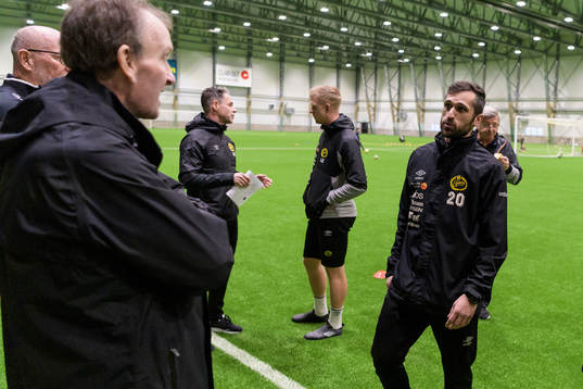 Elfsborgs assisterande tränare Emir Bajrami pratar med