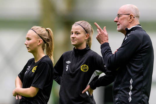 Damlagets Linn Sångberg och Sara Isaksson lyssnar på tekniktränare Jan Mak
