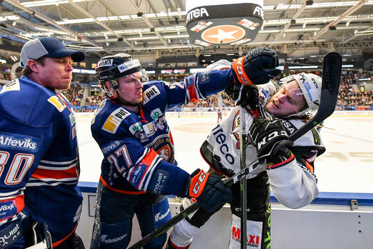 Växjös Martin Lundberg och Malmö Redhawks Nicolai Meyer