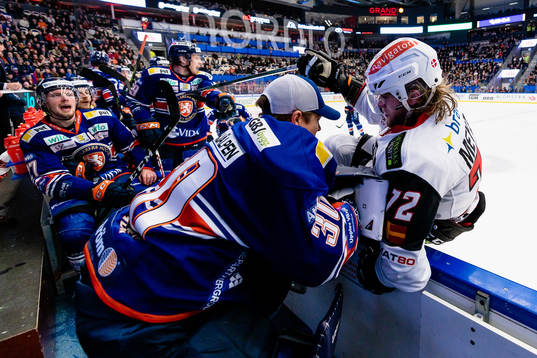 Växjös målvakt Viktor Fasth puttar Malmö Redhawks