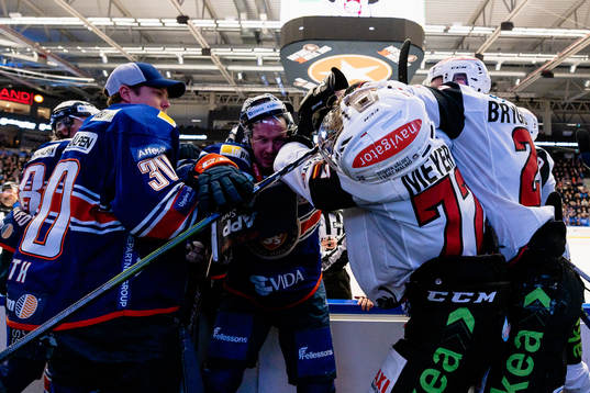 Bråk mellan flera spelare i båset