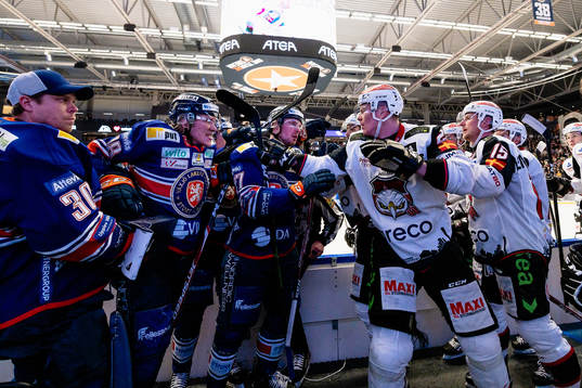 Bråk mellan flera spelare i båset