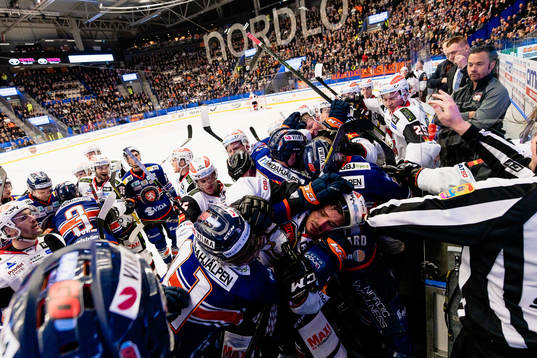 Bråk mellan flera spelare i båset