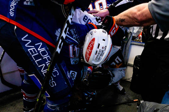 Bråk mellan flera spelare i båset