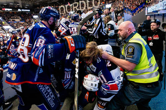 Bråk mellan flera spelare i båset