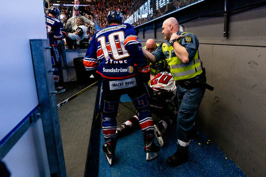 Bråk mellan flera spelare i båset