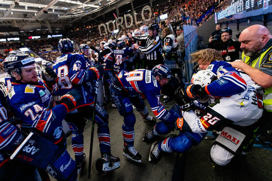 Bråk mellan flera spelare mellan båsen