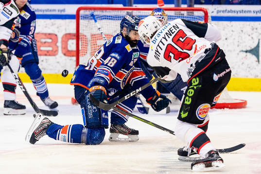 Växjös Daniel Rahimi täcker skott från Malmö Redhawks