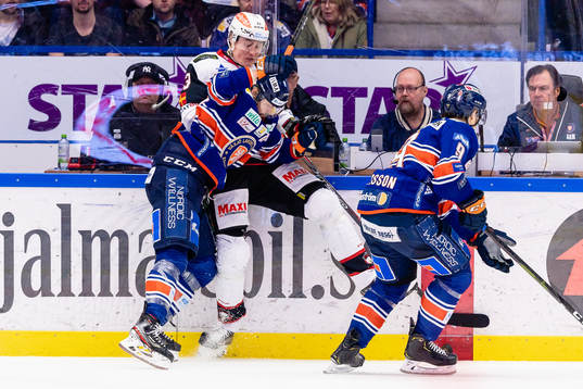 Växjös Roman Horak tacklar Malmö Redhawks Fredrik