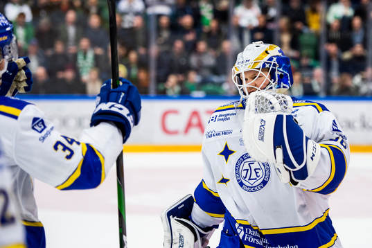 Leksands målvakt Janne Juvonen jublar