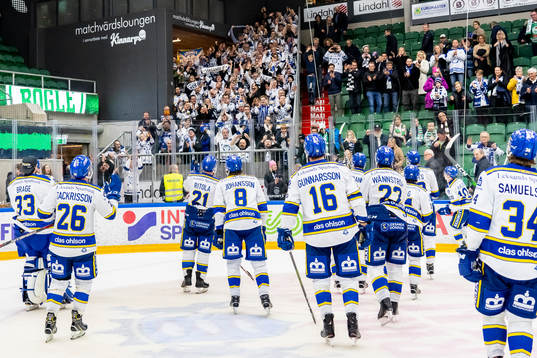 Leksands spelarna tackar sin klack