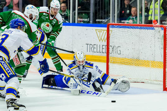 Leksands målvakt Janne Juvonen räddar Rögles Taylor