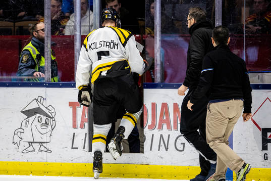 Brynäs Lukas Kilström lämnas isen skadad