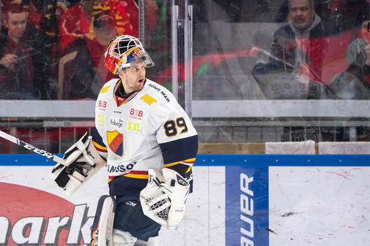 Djurgårdens målvakt Niklas Svedberg reagerar