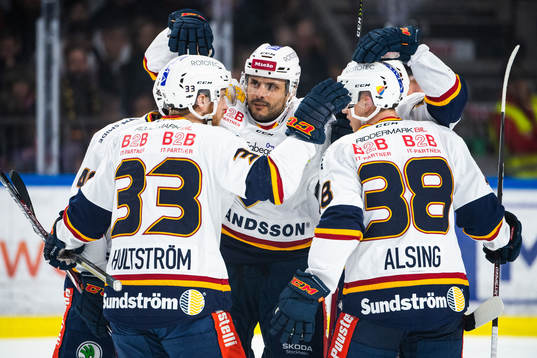 Djurgårdens Daniel Widing jublar med lagkamrater