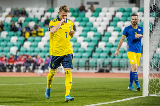 Simon Hedlund of Sweden celebrates after 1-0