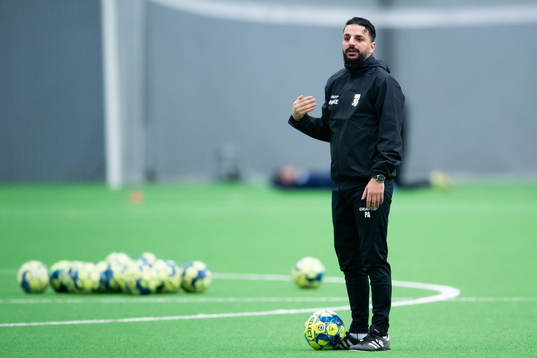 Tränare Poya Asbaghi