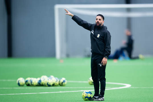 Tränare Poya Asbaghi